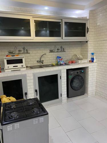 达喀尔Villas meublé yoff的一间带炉灶和洗碗机的厨房