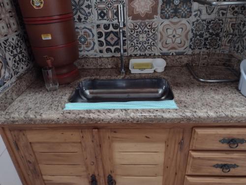 圣若昂-德雷Aconchego Mineiro的一个带黑色水槽的厨房台面