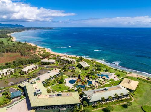 利胡埃Top Floor Pool Ocean View Room at Oceanfront 4-Star Kauai Beach Resort的享有度假胜地和海洋的空中景致