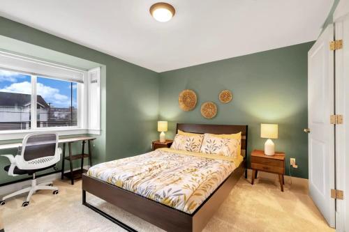西雅图Wallingford Modern Home with Designer's Touch - 95 walk score的一间卧室配有一张床、一张书桌和一个窗户。