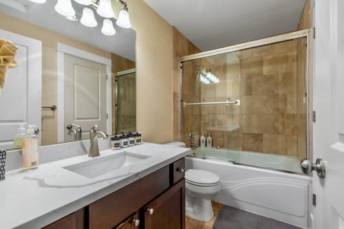 西雅图Wallingford Modern Home with Designer's Touch - 95 walk score的一间带水槽、淋浴和卫生间的浴室