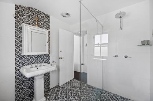 Bli Bli"Xanadu" Charming 2-Bed Retreat by Marcoola Beach的白色的浴室设有水槽和淋浴。