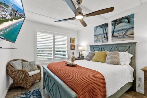 南帕诸岛Beachside Bungalow: Surfside I #104的一间卧室配有一张床和吊扇