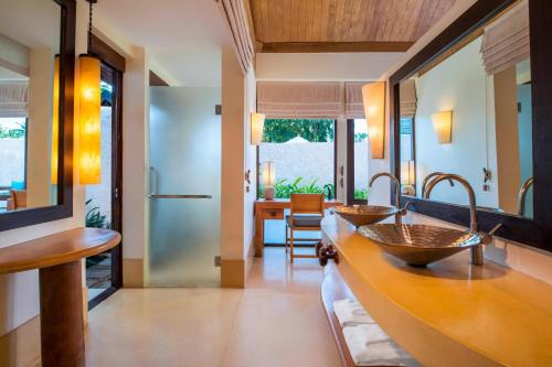 盼武里Sheraton Hua Hin Pranburi Villas的一个带两个盥洗盆的柜台浴室