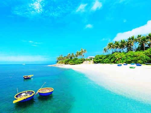惹岛离山岛福绰酒店的海滩旁的水域有三艘船