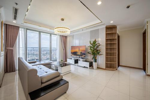 胡志明市Vinhomes Central Park - PHAN DANG Residences的带沙发和电视的客厅