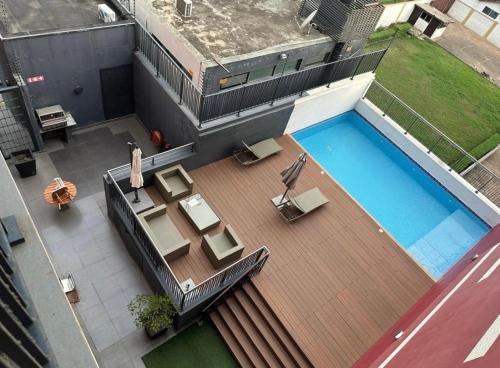 阿克拉Beaufort Ridge Apartments Accra的享有大楼游泳池的顶部景致