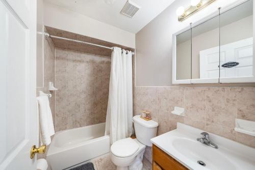 纽瓦克Convenient Getaway - Shared Family Home的浴室设有白色卫生间、水槽和浴缸。