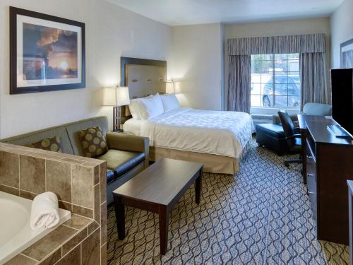 西黄石西黄石假日酒店的酒店客房设有床和客厅。