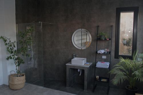 比塞大Nouvel Appartement Moderne À La Corniche De Bizerte的带淋浴、盥洗盆和镜子的浴室