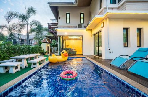 芭堤雅市中心Luxury 250sqm Pool Villa in Central Location 5min to Beach & Walking Street!的一座房子中间带橡皮鸭的游泳池