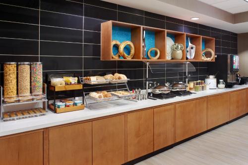 夏洛特斯普里赫尔套房酒店－夏洛特大学研究园的自助餐,包括面包和糕点