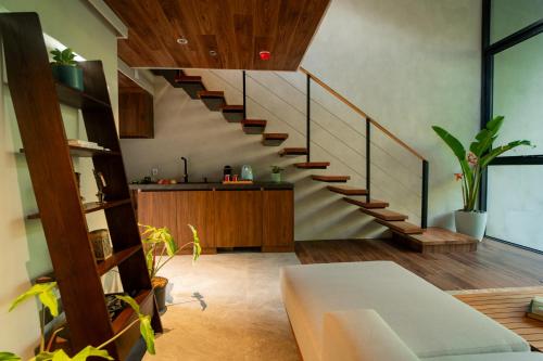 爱妮岛Piece Lio Resort from Japan的客厅位于房子内,设有螺旋楼梯