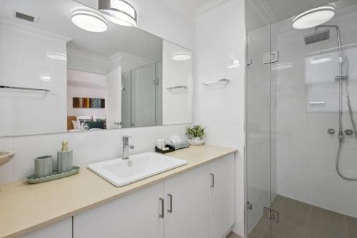 珀斯1BDR 1BTH 1PRK - James Street Joy的白色的浴室设有水槽和淋浴。