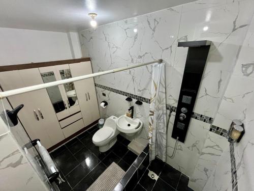 瓜亚基尔Suite amoblada - 4 min Consulado Americano的一间带卫生间和水槽的浴室