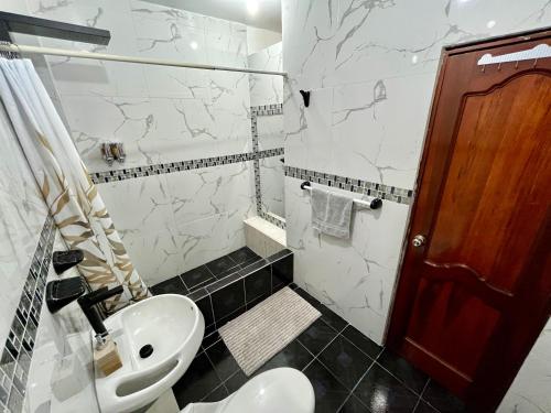 瓜亚基尔Suite amoblada - 4 min Consulado Americano的浴室配有白色水槽和卫生间。