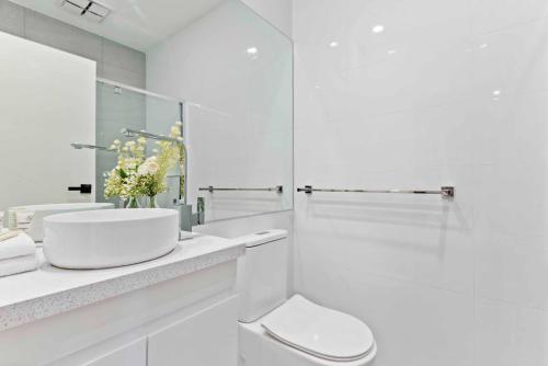 CarnegieStunning Studio Apartment Near Public Transport的白色的浴室设有水槽和卫生间。