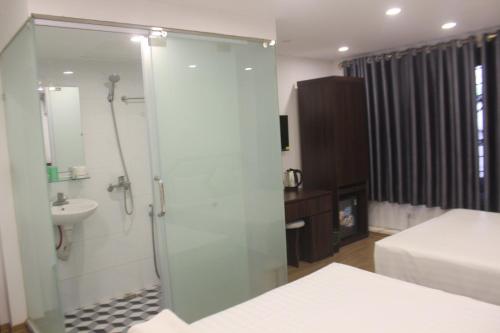 河内Hanoi Little Hotel的带淋浴、卫生间和盥洗盆的浴室