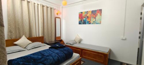 MirikMirik Homestay的一间卧室设有两张床,墙上挂着一幅画
