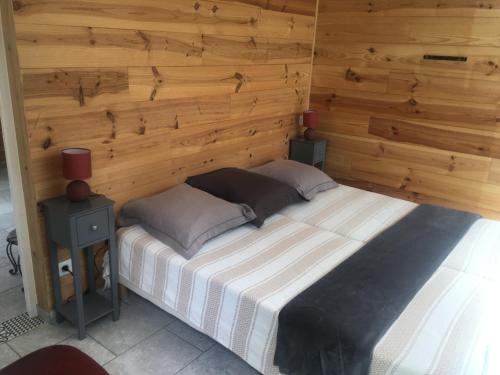 MasseboeufNatura的木墙客房的一张床位