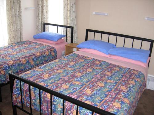 多佛尔隆菲尔德旅馆的卧室内两张并排的床