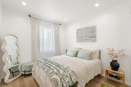 蒙特贝罗Cozy & Dreamy Getaway !的白色卧室配有床和镜子