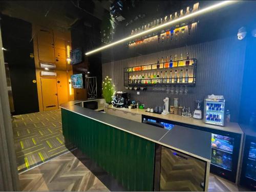乌兰巴托UB城市酒店的餐厅内的酒吧,有绿色的台面