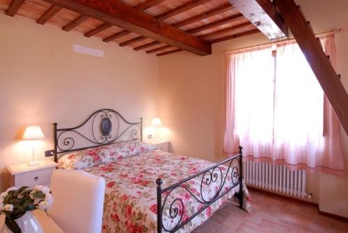 FermignanoAgriturismo Verziere的一间卧室设有一张床和一个窗口