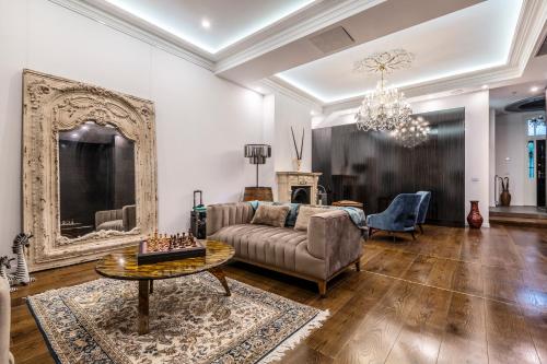 墨尔本Luxurious Estate - 5min to CBD, garage and rooftop的客厅配有沙发和桌子