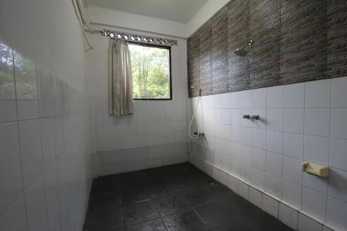 乌布Belvilla 93916 Budi House Near Ubud Palace的带淋浴的浴室和窗户。
