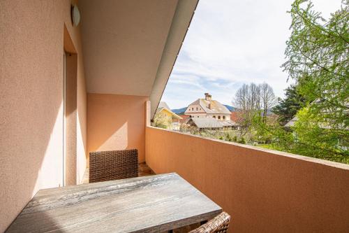 Velike BlokeApartments Lavrič - Happy Rentals的阳台配有桌子,享有房屋的景致。