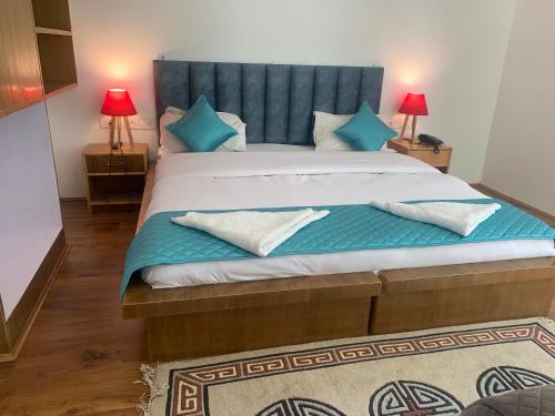 列城Adu's Eternal Comfort的一间卧室配有一张大床和蓝色床头板
