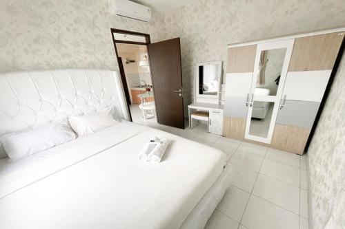 万隆OYO 93940 Apartemen Mekarwangi Square By Lina的白色的卧室配有白色的床和镜子