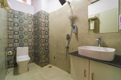 瑞诗凯诗ArtBuzz Rishikesh的一间带水槽、淋浴和卫生间的浴室