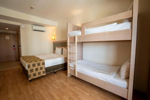 安塔利亚Side Breeze Hotel的小型客房配有两张双层床,
