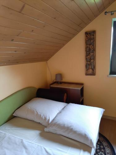 日基Morycówka的木天花板的客房内的一张床位