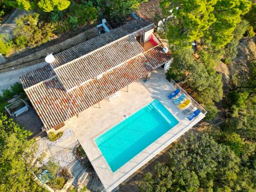 Saint-Peïre-sur-MerVilla Crystal River, piscine privée & vue mer sur Golfe de Saint Tropez的房屋旁游泳池的顶部景色