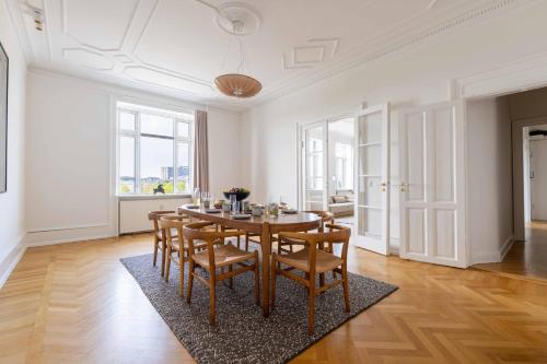哥本哈根3 Bedroom Flat in Lovely Area的一间带桌椅的用餐室