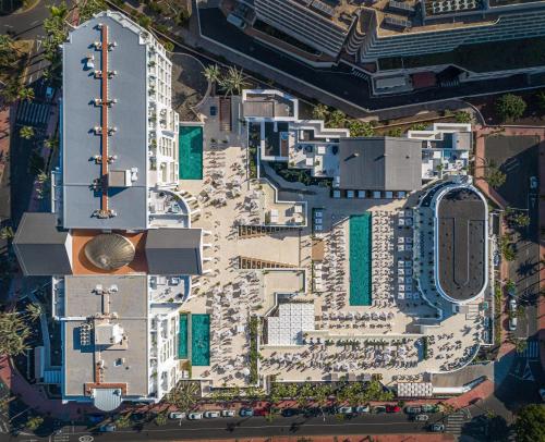 阿德耶Princess Inspire Tenerife - Adults Only的享有海滩建筑的空中景致