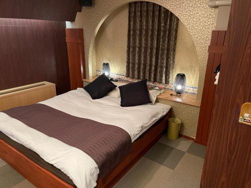 岐阜岐阜水门情趣酒店（仅限成人）的一间卧室,卧室内配有一张大床