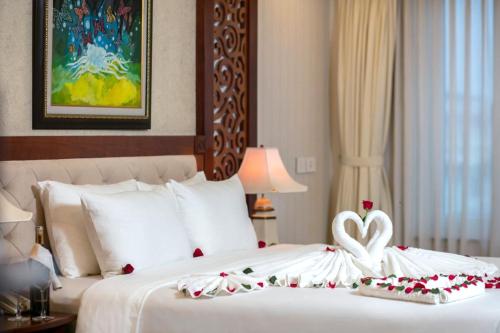 河内Thien Thai Hotel & Spa的一间卧室配有一张床,拥有心灵装饰