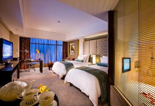 宁波南苑环球酒店的酒店客房设有两张床和电视。