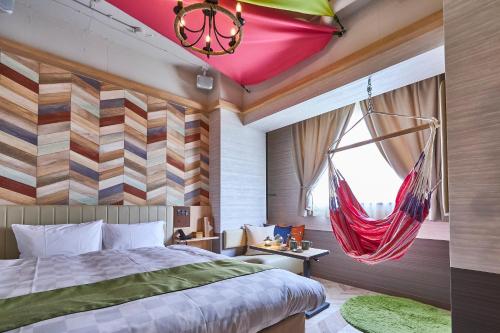 东京Hotel BaliAn Resort Shinjuku Glamping的一间卧室设有一张床和红色天花板