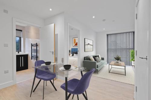 伯明翰New Apartment Hotel Complex的客厅配有紫色椅子和桌子