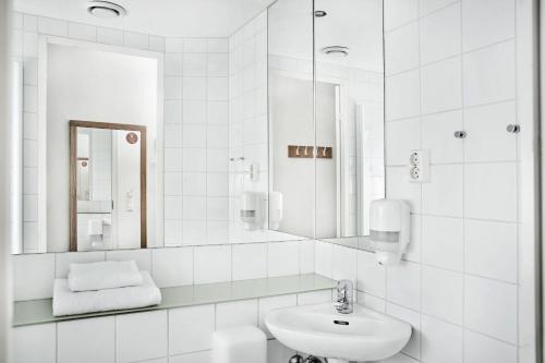斯塔万格佛勒斯时尚酒店的白色的浴室设有水槽和镜子