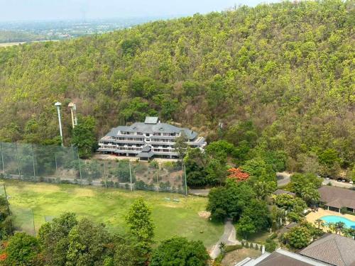 Ban Huai Sai NuaAlpine Mansion的高山上一座大建筑的空中景观