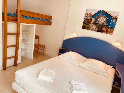 圣特罗让莱班Arc en Ciel Oléron的一间卧室配有一张床和一张双层床。