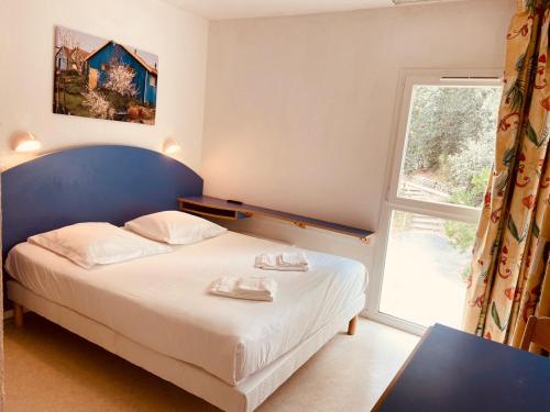 圣特罗让莱班Arc en Ciel Oléron的一间卧室设有一张床和一个大窗户