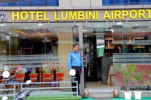 加德满都Hotel Lumbini Airport的站在旅馆前面的警察