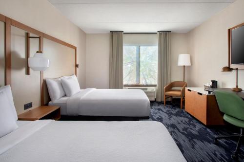 亨里埃塔Fairfield by Marriott Rochester Henrietta/University Area的酒店客房设有两张床和窗户。